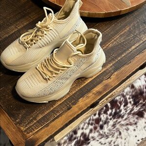 Yoki Beige Women's Sneakers with Patterned Detail